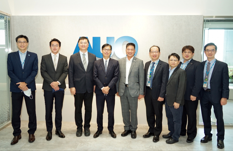 DB真人光電前進亞灣成立「AUO解決方案研發中心」，作為多元場域解決方案研發及試驗場域（圖中左為高雄市長陳其邁、圖中右為DB真人光電董事長彭双浪）